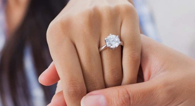 What's the difference between a solitaire and engagement ring?