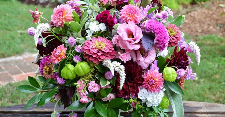 What flowers go with dahlias in a bouquet?