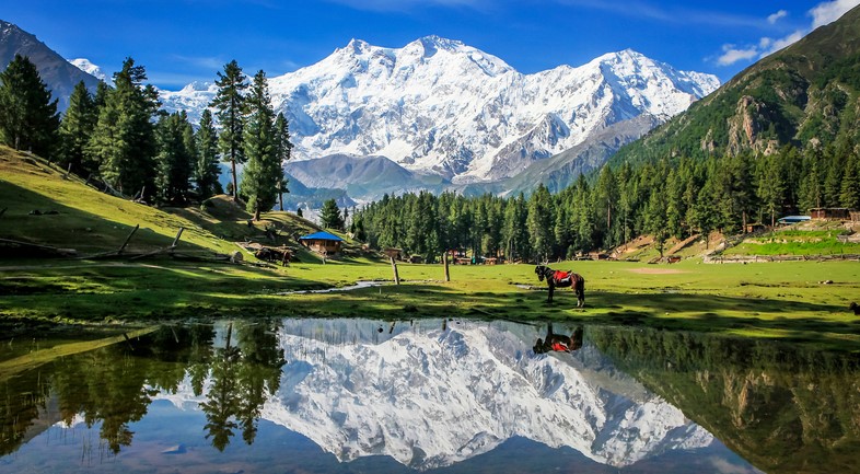 What places in Pakistan are naturally beautiful?